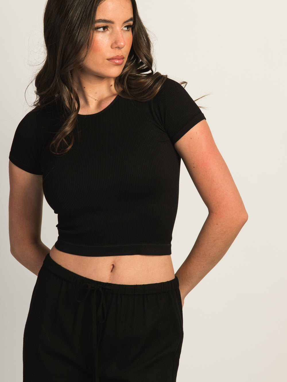 HARLOW RIBBED SEAMLESS TEE - BLACK
