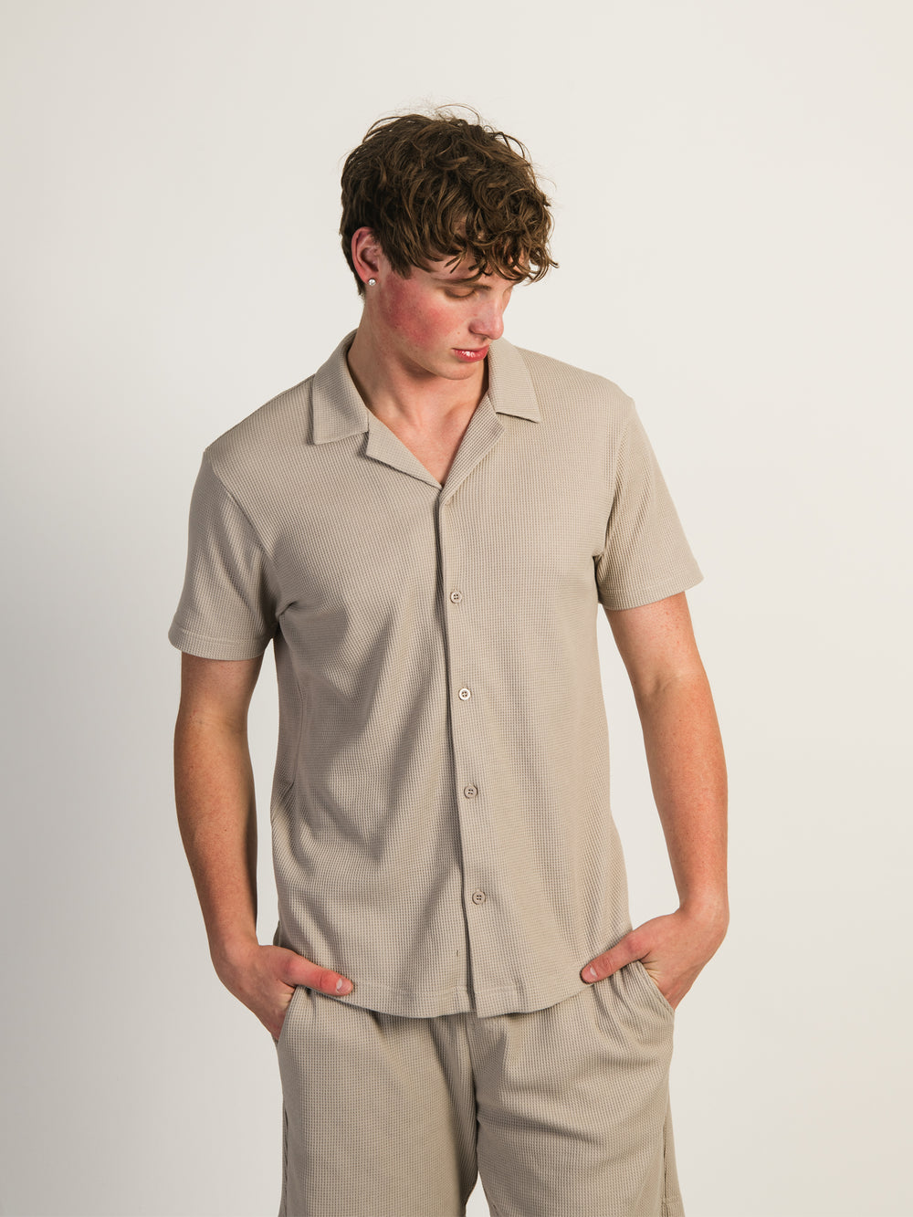 KOLBY WAFFLE SHIRT - PEBBLE
