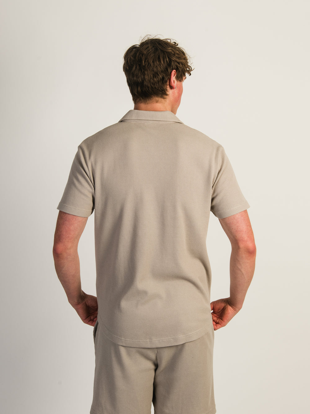 KOLBY WAFFLE SHIRT - PEBBLE