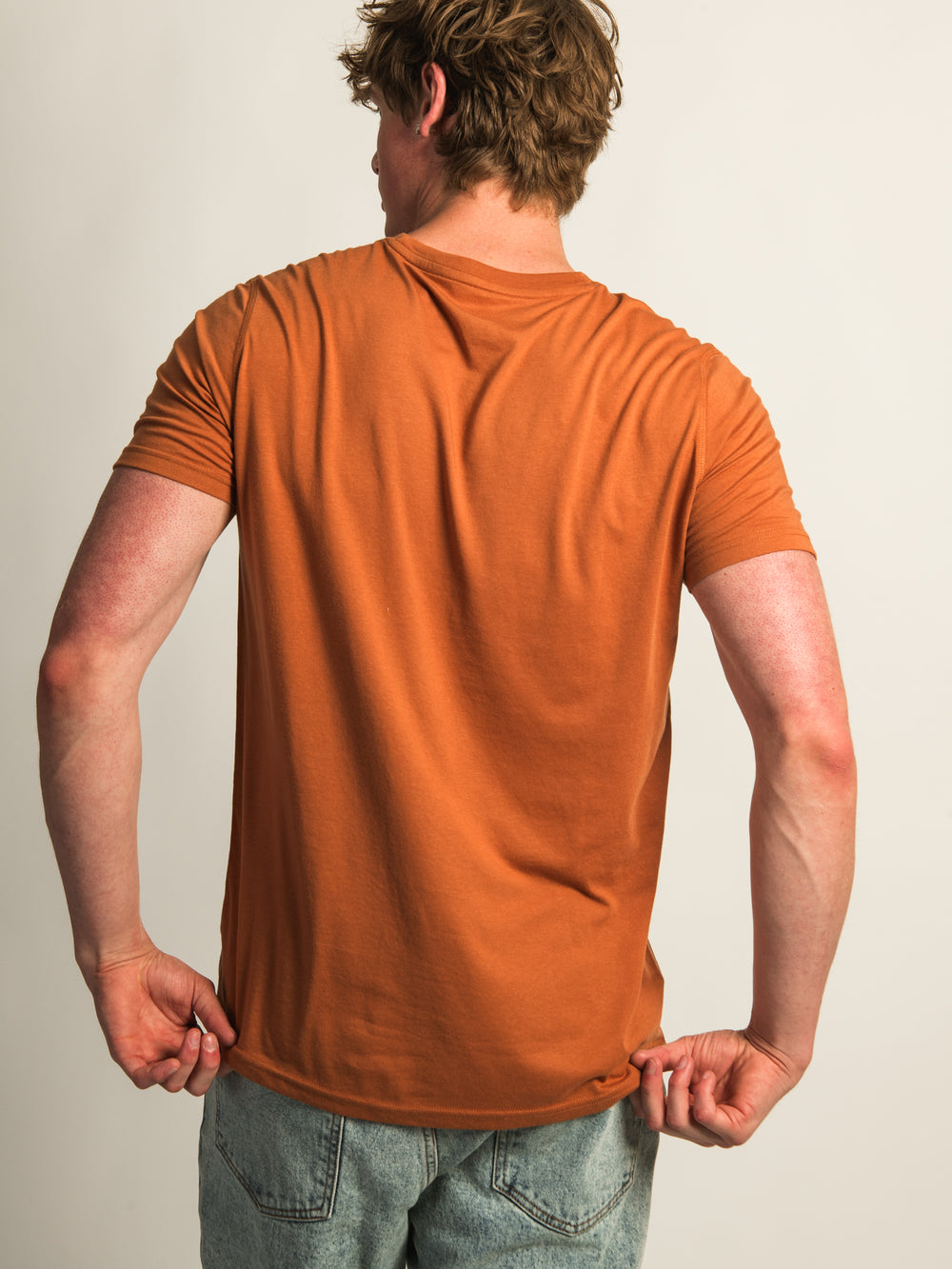 VICTOR CREWNECK - OCHRE