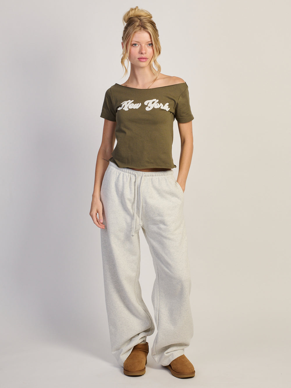 HARLOW CATE TEE - OLIVE