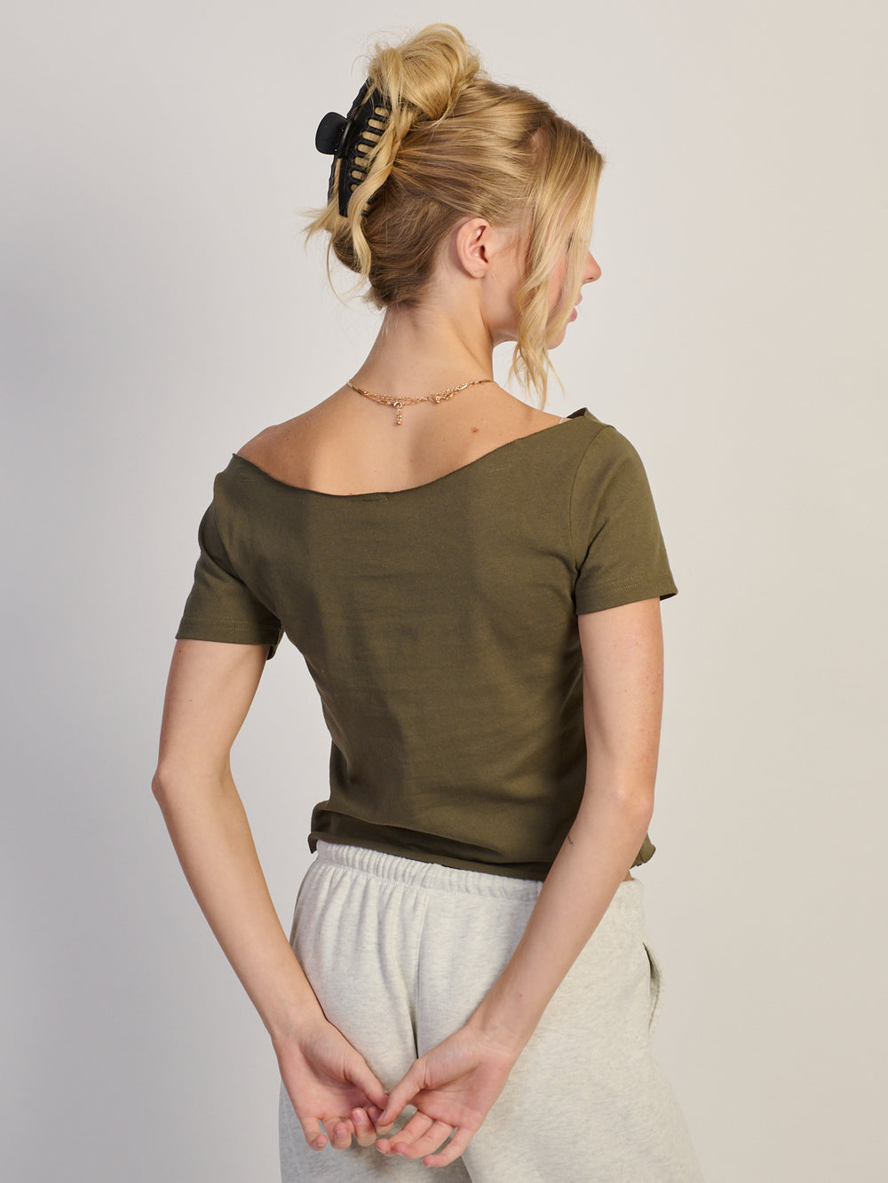 HARLOW CATE TEE - OLIVE