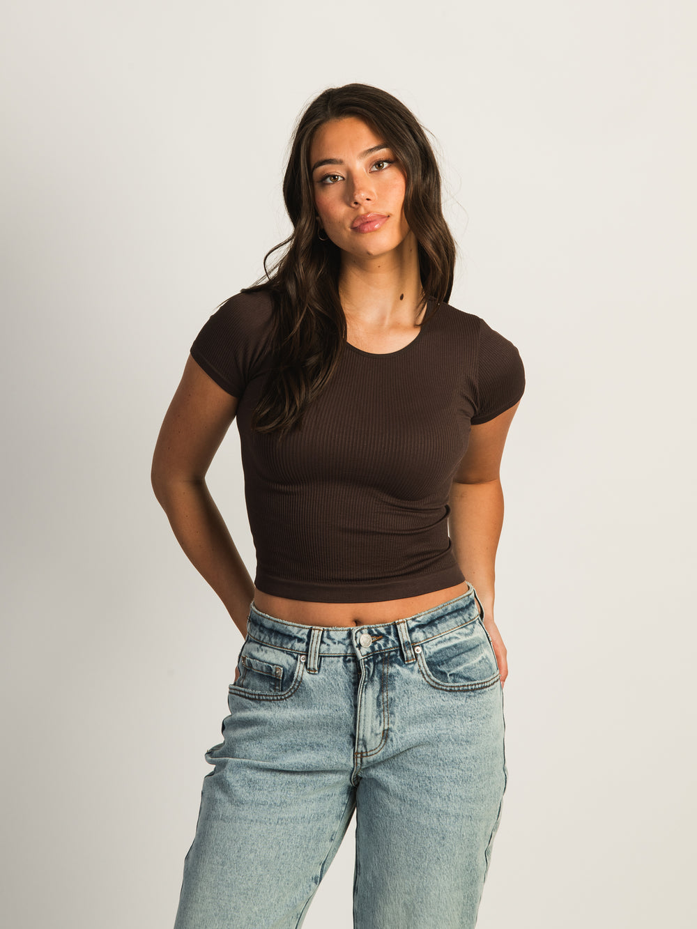 HARLOW RIBBED SEAMLESS TEE - CHOCOLATE