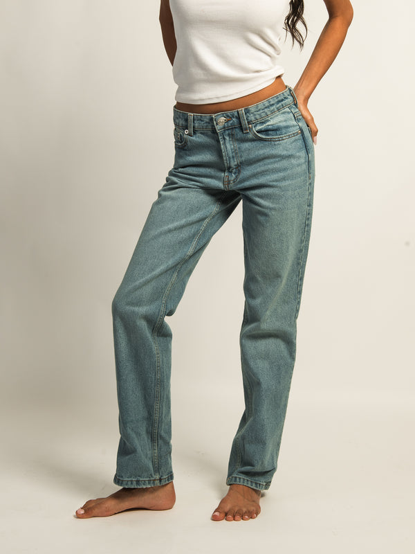 HARLOW MID-RISE STRAIGHT JEAN - MID WASH