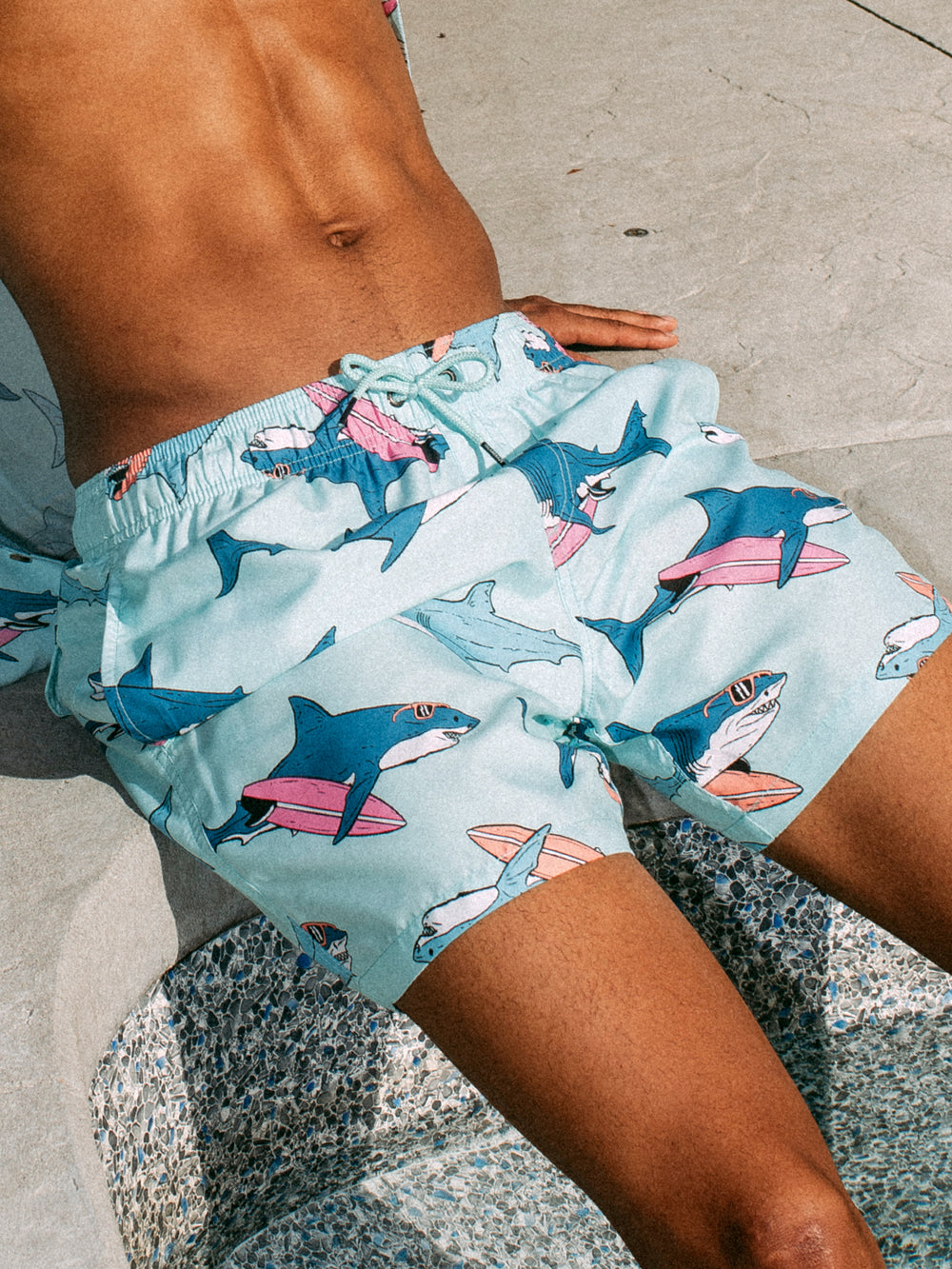ISLAND HAZE SURFING SHARK 5IN VOLLEY SHORT - AQUA