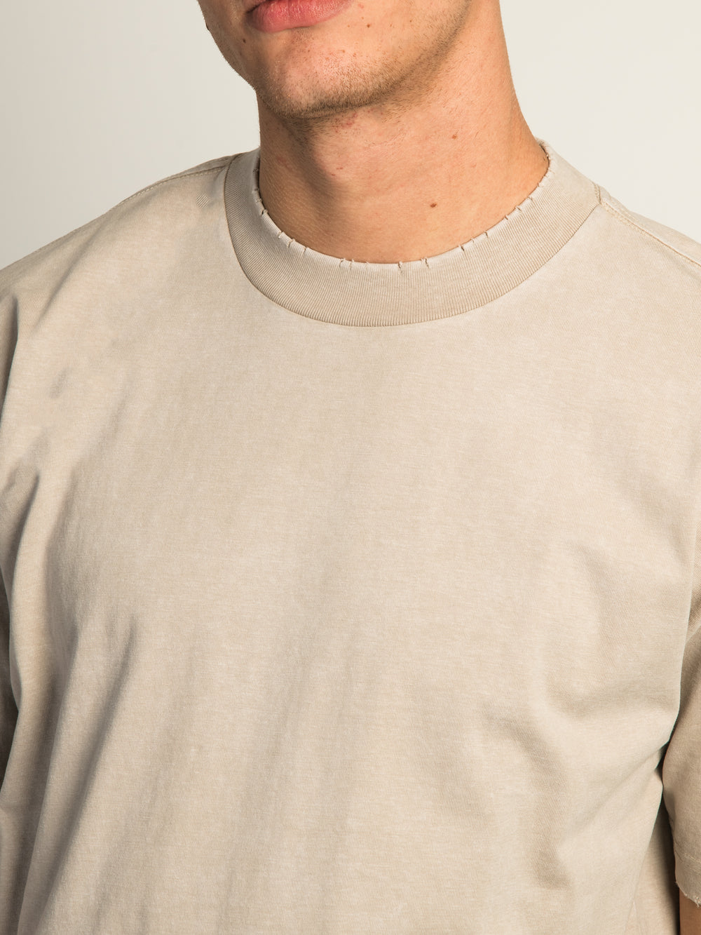 KOLBY HEAVYWEIGHTT-SHIRT- PEBBLE
