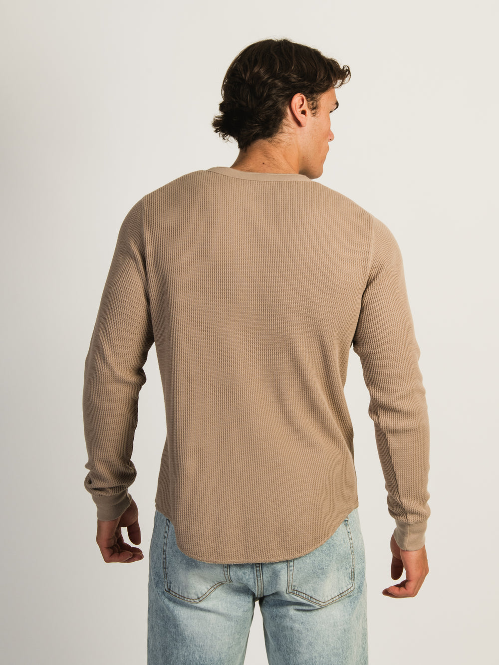 KOLBY WAFFLE HENLEY - BROWN