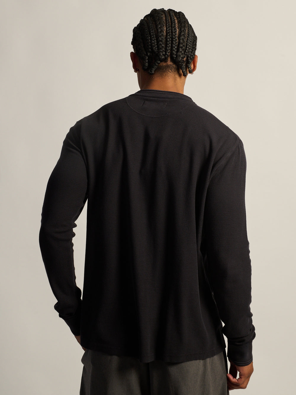 KOLBY TEXTURED WAFFLE HENLEY TEE - BLACK