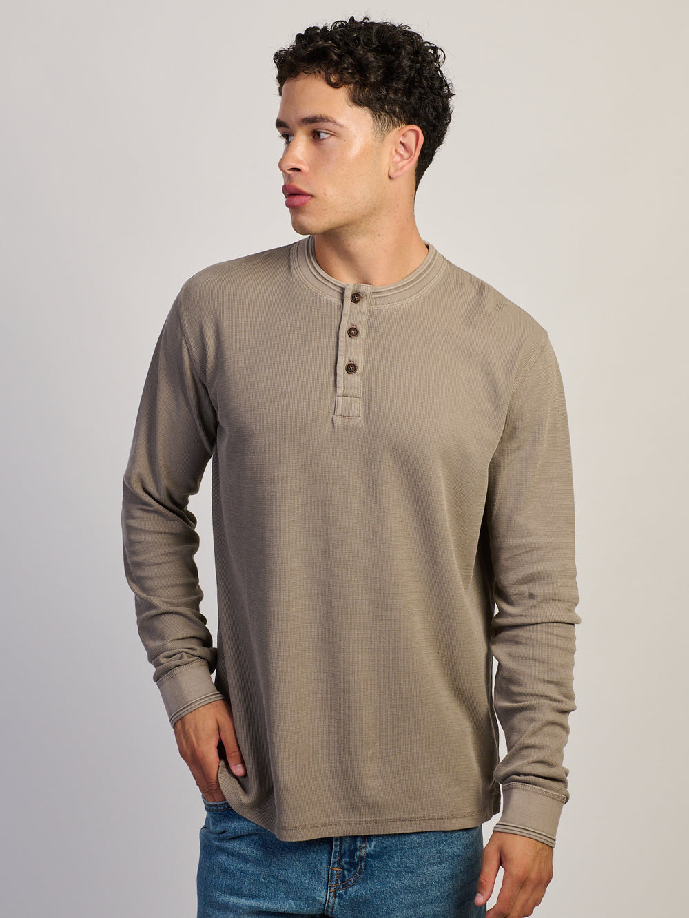 KOLBY TEXTURED WAFFLE HENLEY TEE - TAUPE