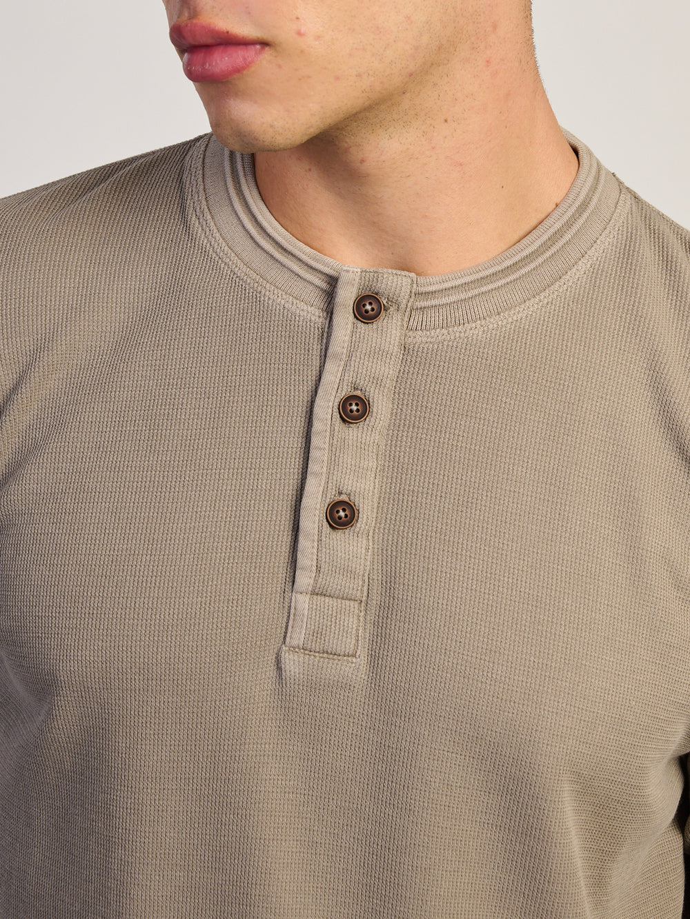 KOLBY TEXTURED WAFFLE HENLEY TEE - TAUPE