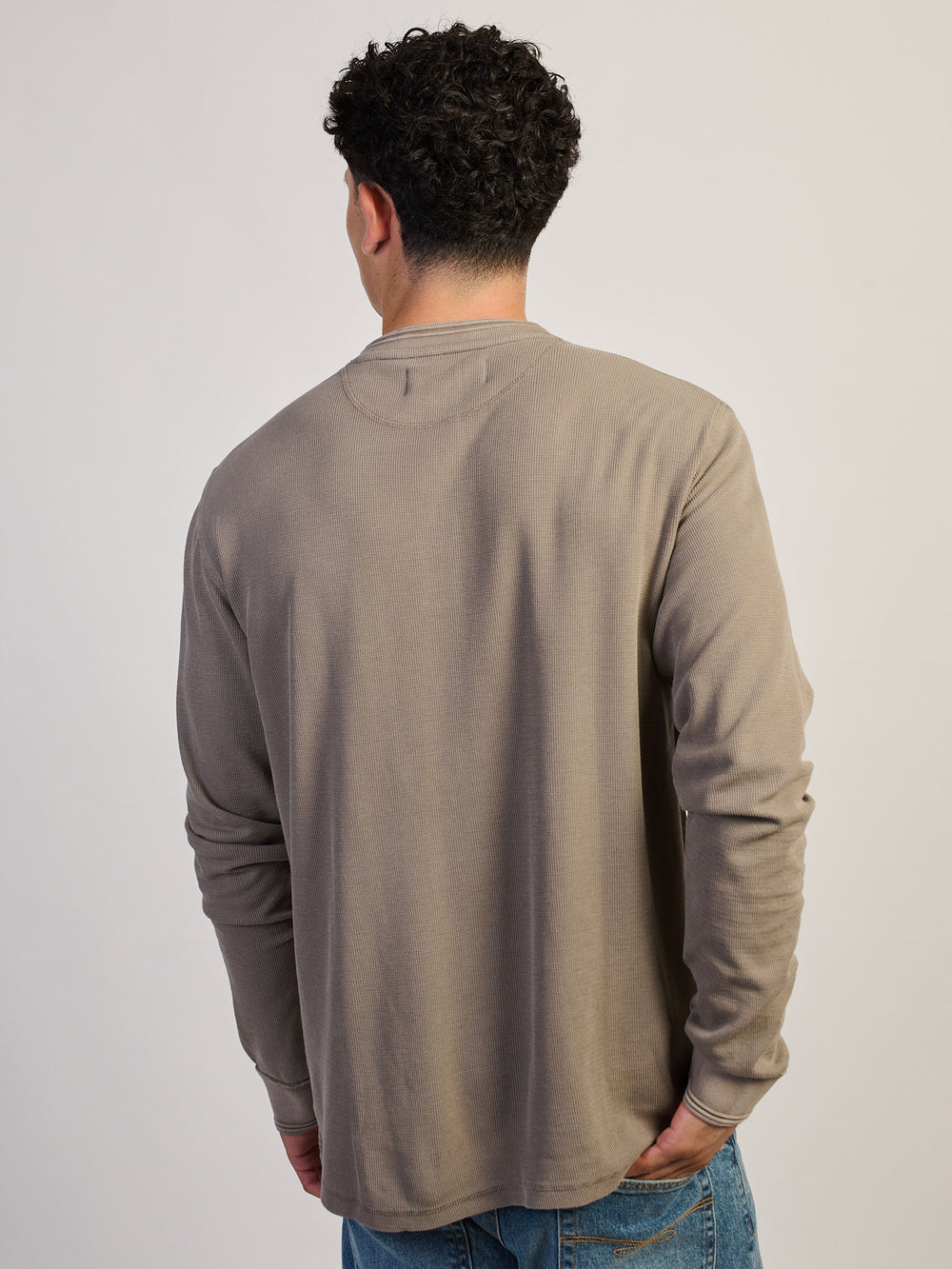 KOLBY TEXTURED WAFFLE HENLEY TEE - TAUPE