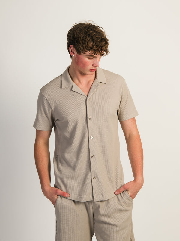 KOLBY WAFFLE SHIRT - PEBBLE
