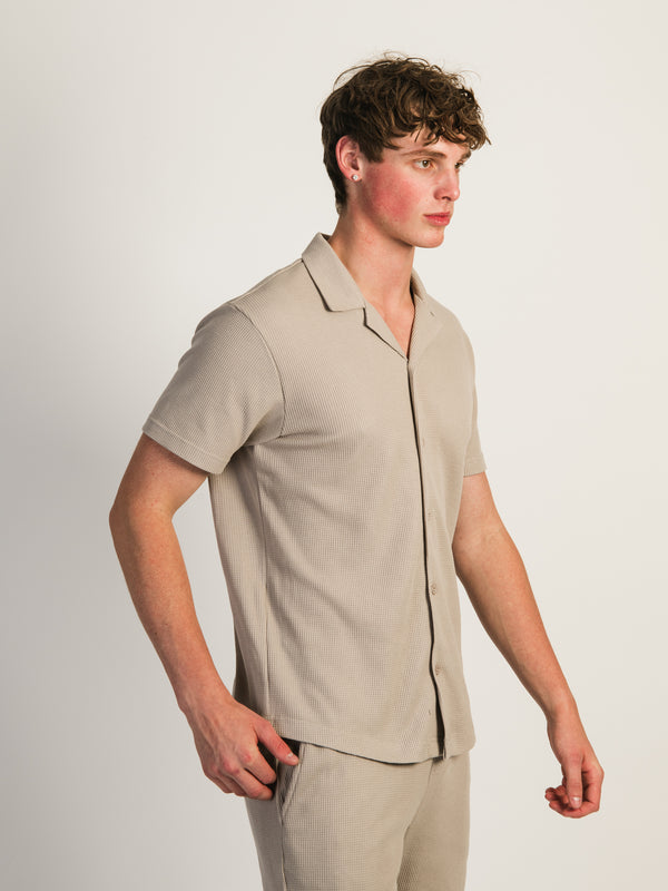 KOLBY WAFFLE SHIRT - PEBBLE