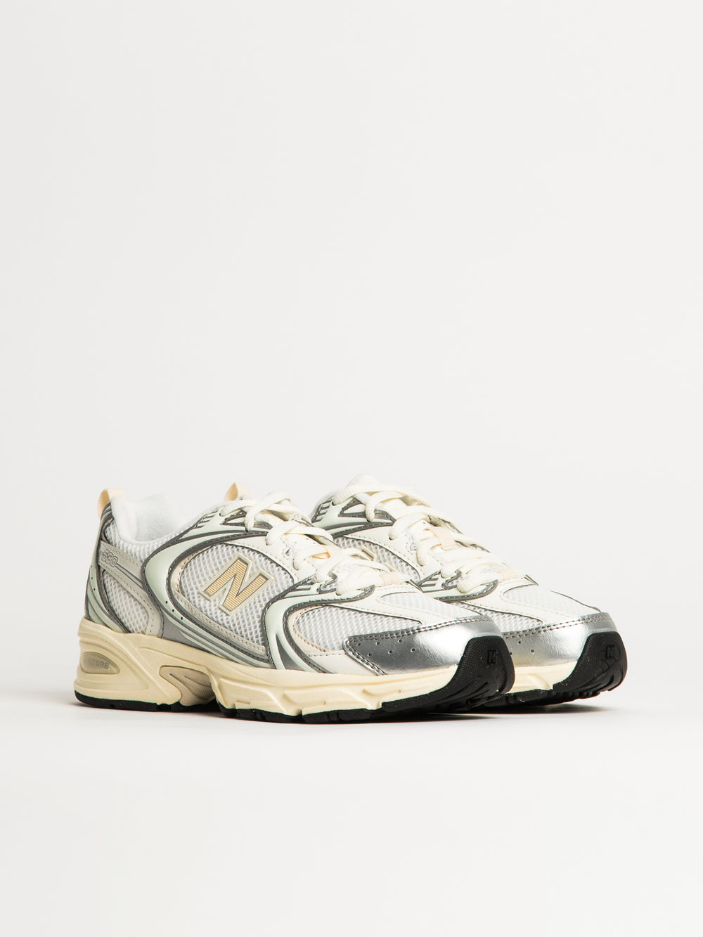 WOMENS NEW BALANCE THE 530 SNEAKER - SILVER METALLIC LINEN